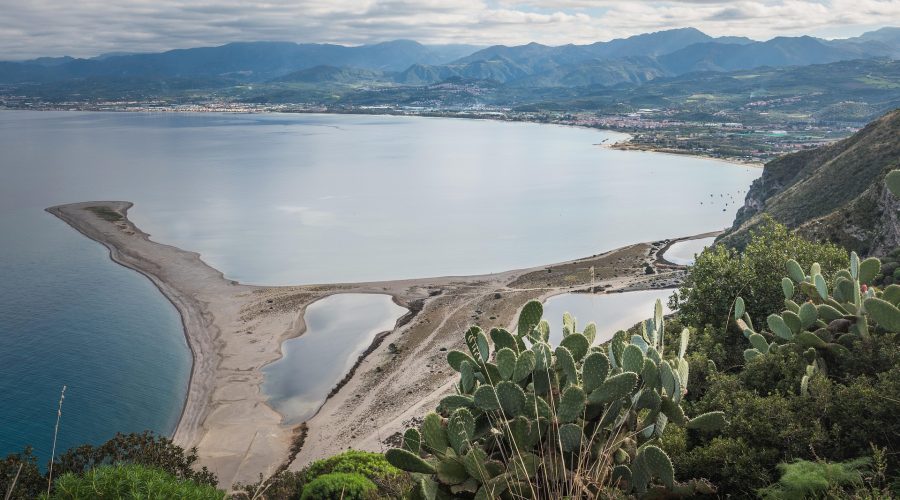 Passeggiata tra le rovine: guida all’area archeologica di Tindari